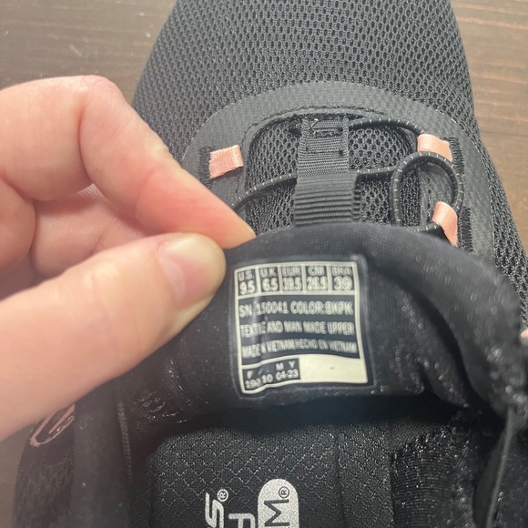 Sketchers Size 9.5 - Picture 6 of 11